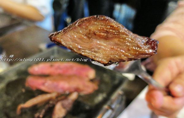 著火的牛阿根廷烤肉：大口吃肉，桌邊現切..    吃飽飽才准離開!!!   ..著火的牛阿根廷烤肉~