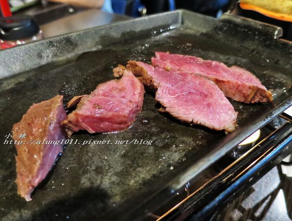 著火的牛阿根廷烤肉：大口吃肉，桌邊現切..    吃飽飽才准離開!!!   ..著火的牛阿根廷烤肉~