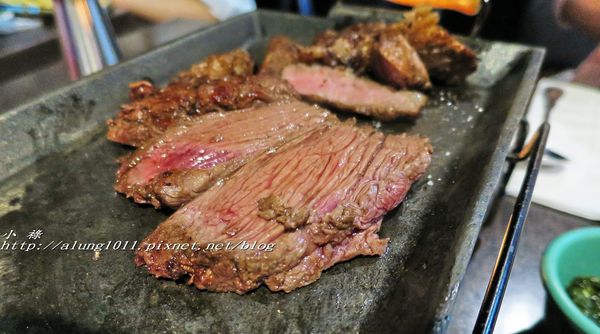 著火的牛阿根廷烤肉：大口吃肉，桌邊現切..    吃飽飽才准離開!!!   ..著火的牛阿根廷烤肉~