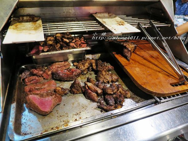 著火的牛阿根廷烤肉：大口吃肉，桌邊現切..    吃飽飽才准離開!!!   ..著火的牛阿根廷烤肉~