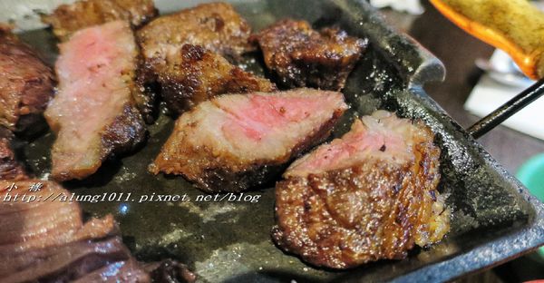 著火的牛阿根廷烤肉：大口吃肉，桌邊現切..    吃飽飽才准離開!!!   ..著火的牛阿根廷烤肉~