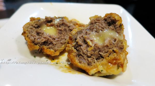 著火的牛阿根廷烤肉：大口吃肉，桌邊現切..    吃飽飽才准離開!!!   ..著火的牛阿根廷烤肉~