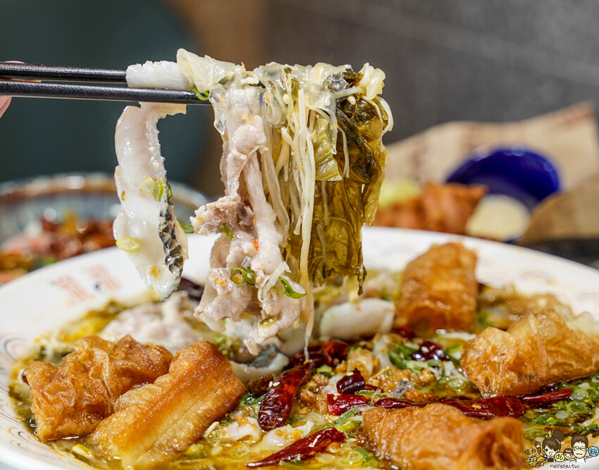溜溜酸菜魚專賣店 高雄夢時代店，香麻夠味不油膩、家庭聚會最開胃美食 X 三款開胃小菜免費續 - 跟著尼力吃喝玩樂＆親子生活