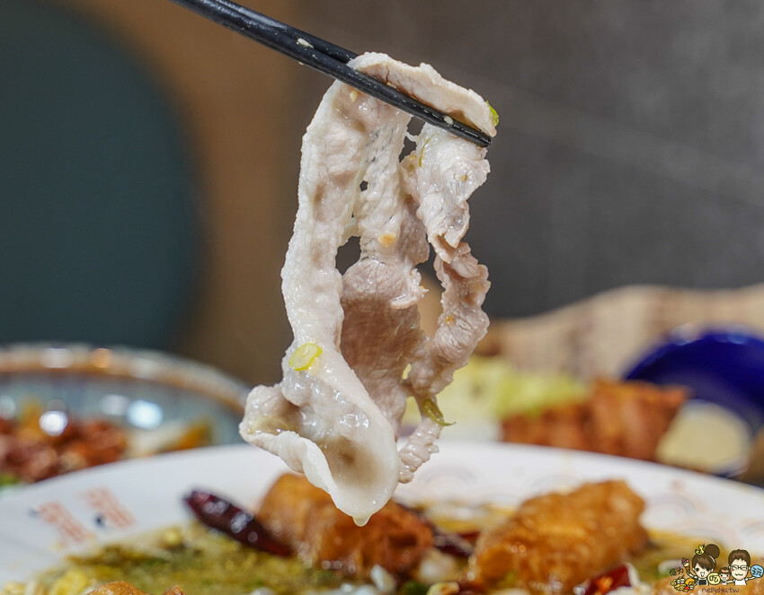 溜溜酸菜魚專賣店 高雄夢時代店，香麻夠味不油膩、家庭聚會最開胃美食 X 三款開胃小菜免費續 - 跟著尼力吃喝玩樂＆親子生活