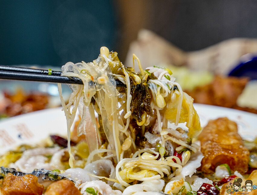 溜溜酸菜魚專賣店 高雄夢時代店，香麻夠味不油膩、家庭聚會最開胃美食 X 三款開胃小菜免費續 - 跟著尼力吃喝玩樂＆親子生活