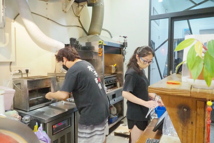 ♥木子串燒♥人氣平價串燒,最便宜一串只要$20好佛心,隨便拿都不心痛,秘製醬汁鹹甜好吃超涮嘴,宜蘭礁溪串燒推