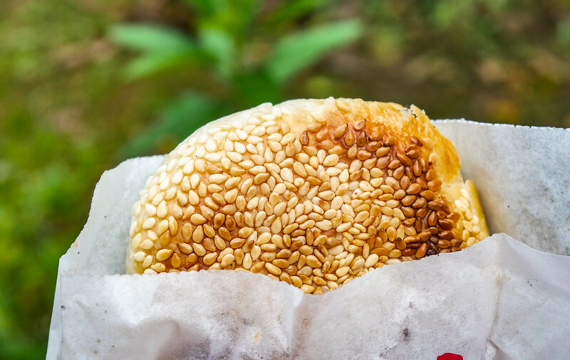 萬華人激推老店！萬大蟹殼黃碳烤燒餅，酥脆爆汁好吃到想打包一整盒。