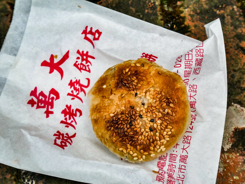 萬華人激推老店！萬大蟹殼黃碳烤燒餅，酥脆爆汁好吃到想打包一整盒。