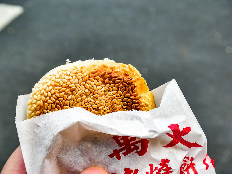 萬華人激推老店！萬大蟹殼黃碳烤燒餅，酥脆爆汁好吃到想打包一整盒。