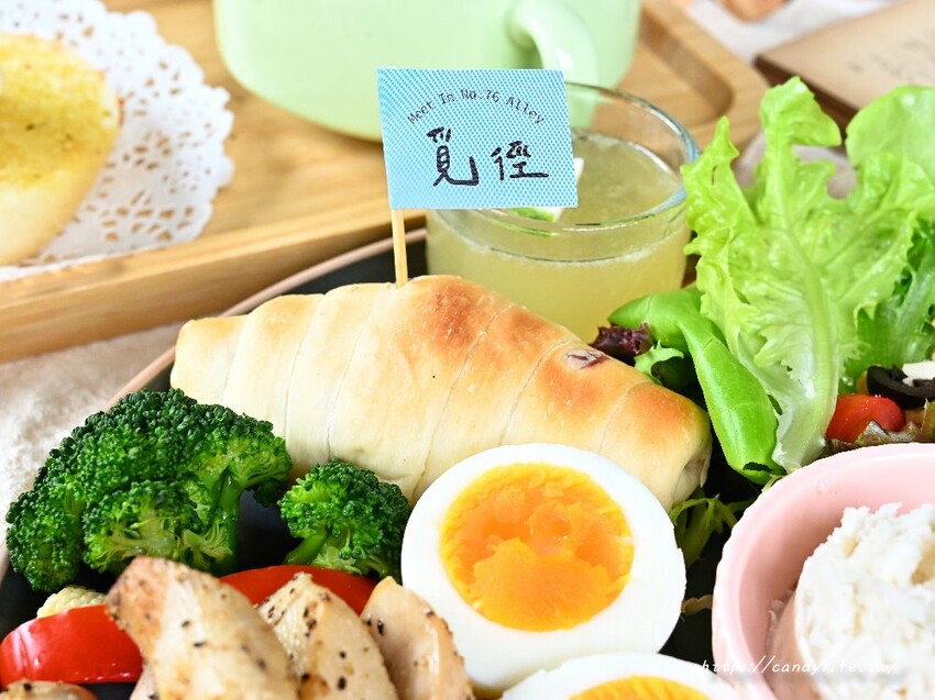 覓徑｜充滿神祕靜謐的人氣早午餐，隱身在巷弄裡，澎派早午餐拼盤，還有美美的軟法三明治～