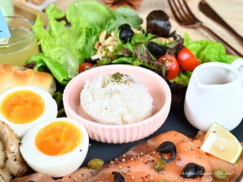 覓徑｜充滿神祕靜謐的人氣早午餐，隱身在巷弄裡，澎派早午餐拼盤，還有美美的軟法三明治～