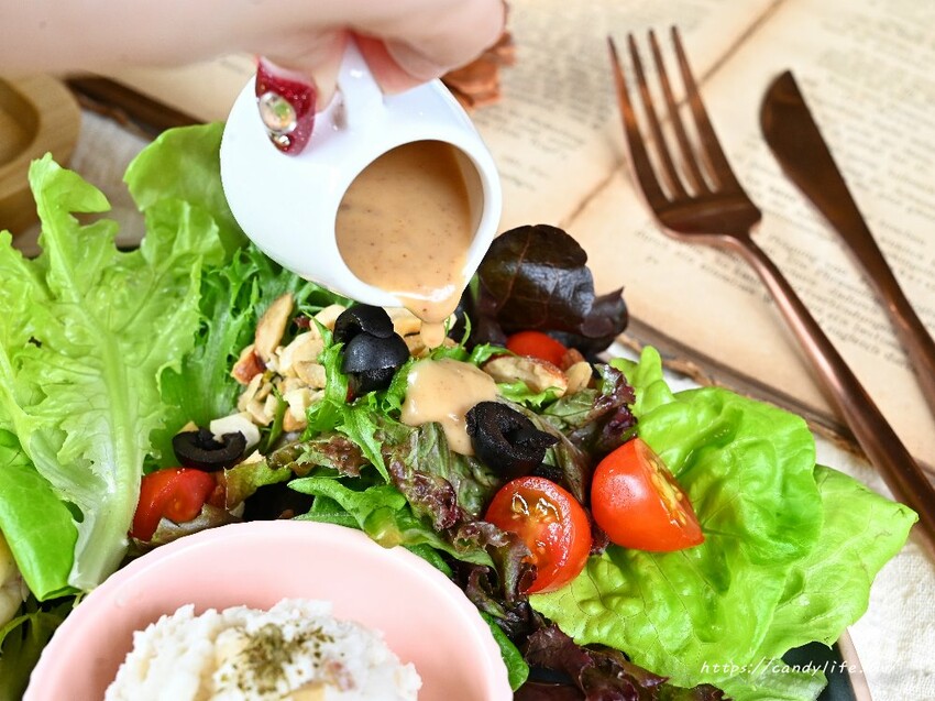 覓徑｜充滿神祕靜謐的人氣早午餐，隱身在巷弄裡，澎派早午餐拼盤，還有美美的軟法三明治～