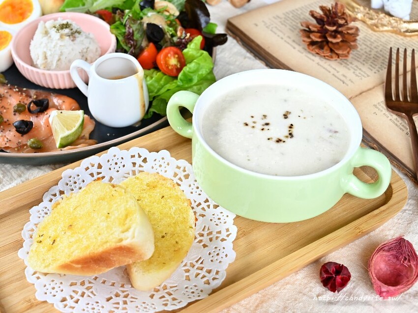 覓徑｜充滿神祕靜謐的人氣早午餐，隱身在巷弄裡，澎派早午餐拼盤，還有美美的軟法三明治～