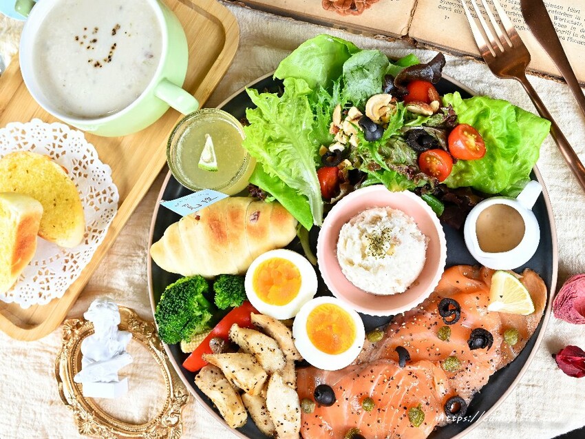 覓徑｜充滿神祕靜謐的人氣早午餐，隱身在巷弄裡，澎派早午餐拼盤，還有美美的軟法三明治～