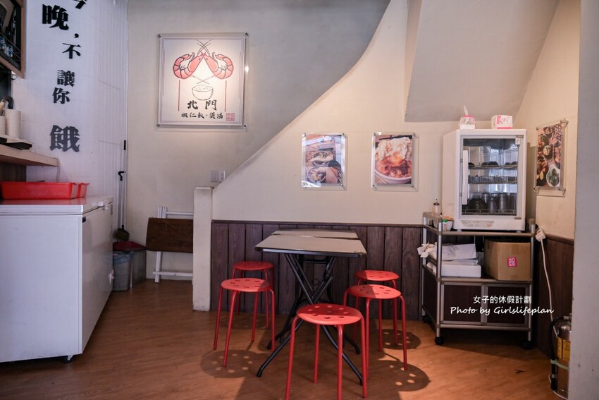 美味蝦仁飯配半熟炸鴨蛋超加分，煲湯超好喝古早味排骨也人氣必吃