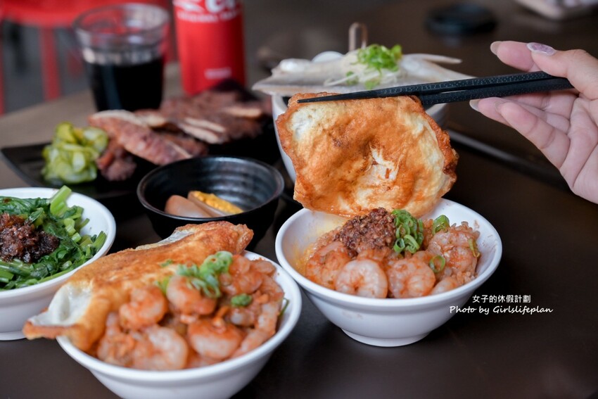 美味蝦仁飯配半熟炸鴨蛋超加分，煲湯超好喝古早味排骨也人氣必吃