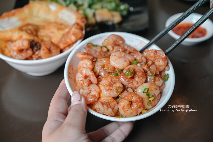 美味蝦仁飯配半熟炸鴨蛋超加分，煲湯超好喝古早味排骨也人氣必吃