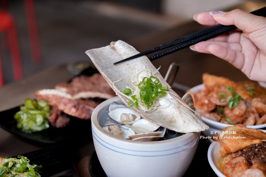 美味蝦仁飯配半熟炸鴨蛋超加分，煲湯超好喝古早味排骨也人氣必吃