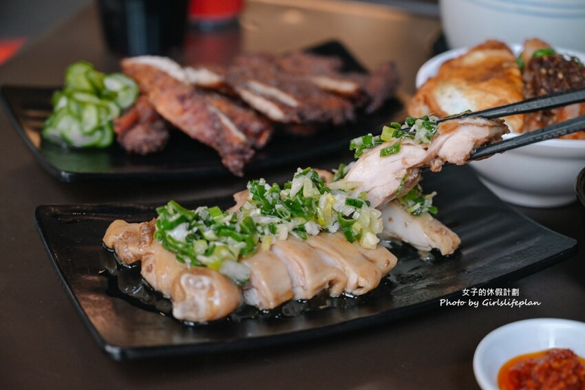 美味蝦仁飯配半熟炸鴨蛋超加分，煲湯超好喝古早味排骨也人氣必吃