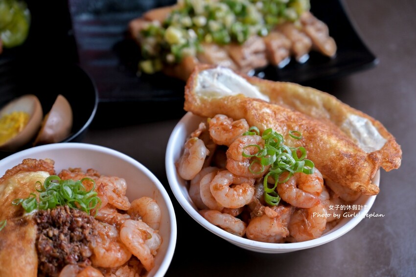 美味蝦仁飯配半熟炸鴨蛋超加分，煲湯超好喝古早味排骨也人氣必吃