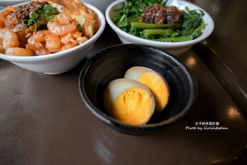 美味蝦仁飯配半熟炸鴨蛋超加分，煲湯超好喝古早味排骨也人氣必吃