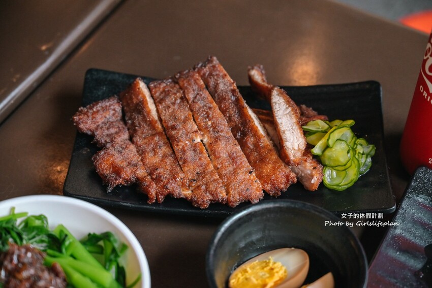 美味蝦仁飯配半熟炸鴨蛋超加分，煲湯超好喝古早味排骨也人氣必吃