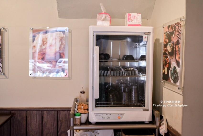 美味蝦仁飯配半熟炸鴨蛋超加分，煲湯超好喝古早味排骨也人氣必吃