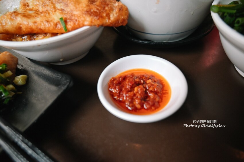 美味蝦仁飯配半熟炸鴨蛋超加分，煲湯超好喝古早味排骨也人氣必吃