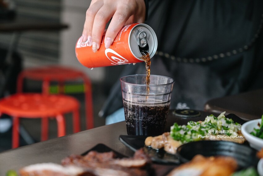 美味蝦仁飯配半熟炸鴨蛋超加分，煲湯超好喝古早味排骨也人氣必吃