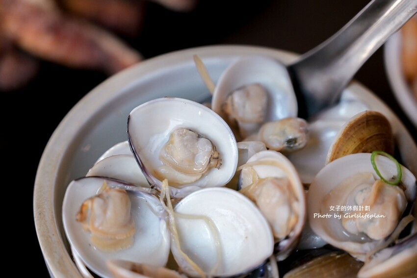 美味蝦仁飯配半熟炸鴨蛋超加分，煲湯超好喝古早味排骨也人氣必吃