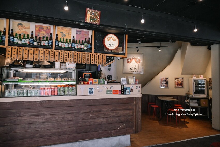 美味蝦仁飯配半熟炸鴨蛋超加分，煲湯超好喝古早味排骨也人氣必吃