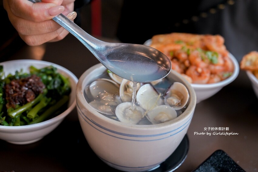 美味蝦仁飯配半熟炸鴨蛋超加分，煲湯超好喝古早味排骨也人氣必吃