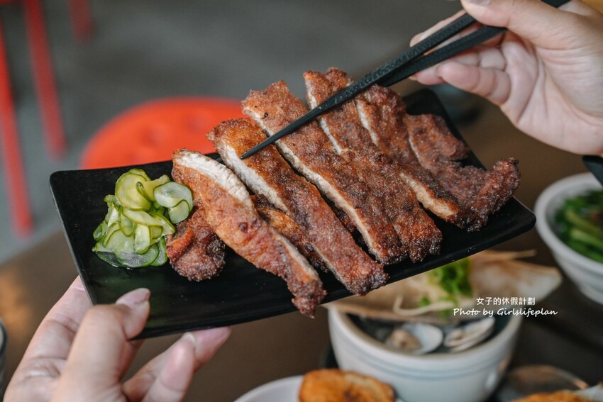 美味蝦仁飯配半熟炸鴨蛋超加分，煲湯超好喝古早味排骨也人氣必吃