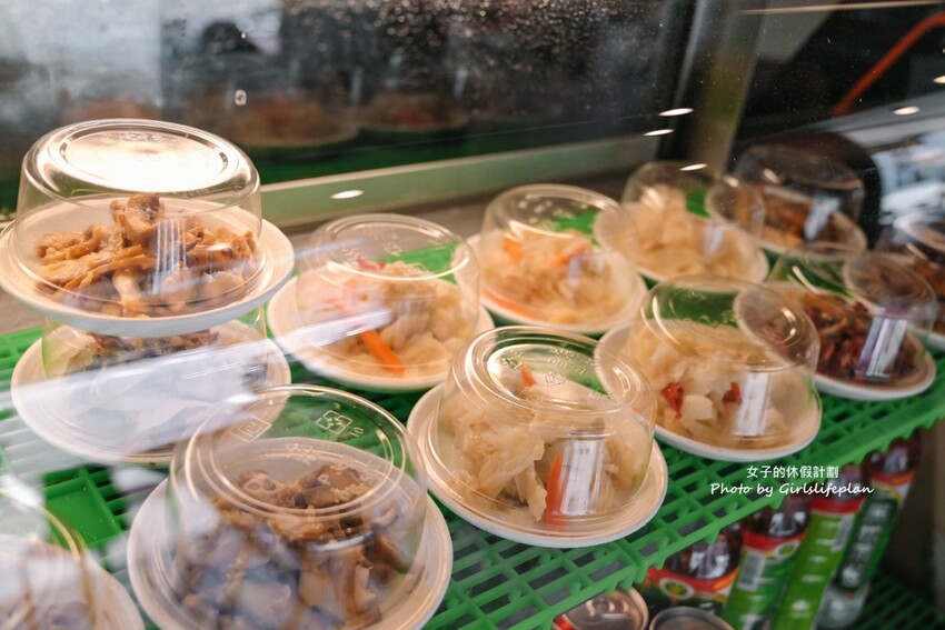 美味蝦仁飯配半熟炸鴨蛋超加分，煲湯超好喝古早味排骨也人氣必吃