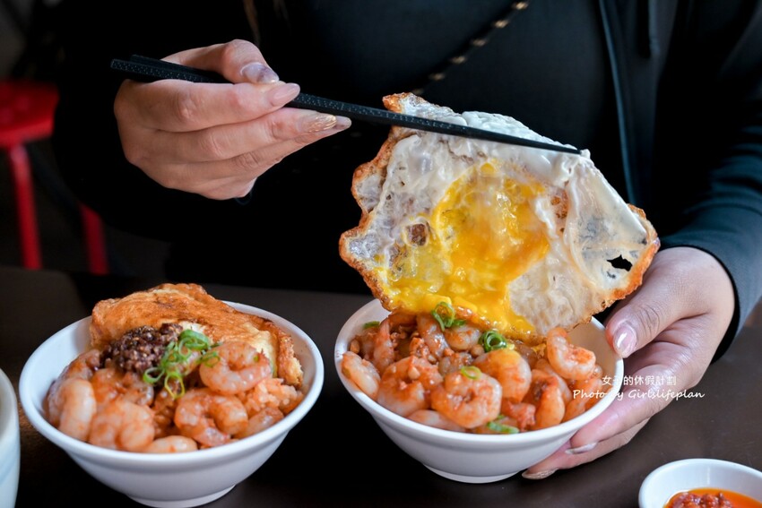 美味蝦仁飯配半熟炸鴨蛋超加分，煲湯超好喝古早味排骨也人氣必吃