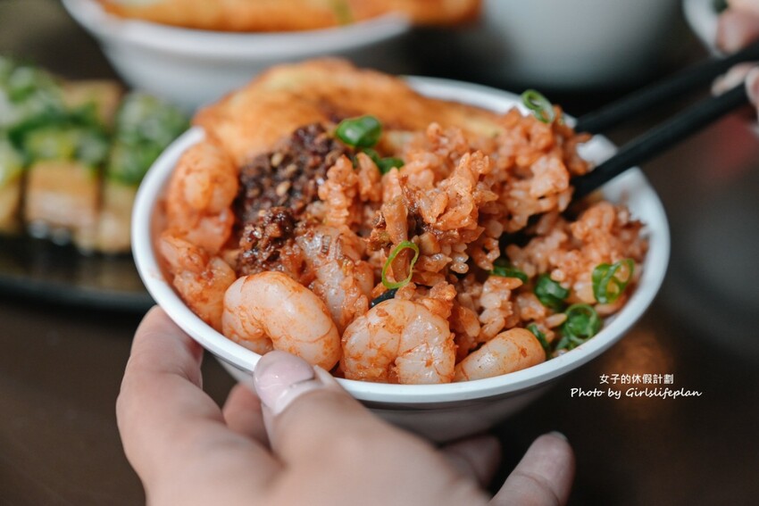 美味蝦仁飯配半熟炸鴨蛋超加分，煲湯超好喝古早味排骨也人氣必吃