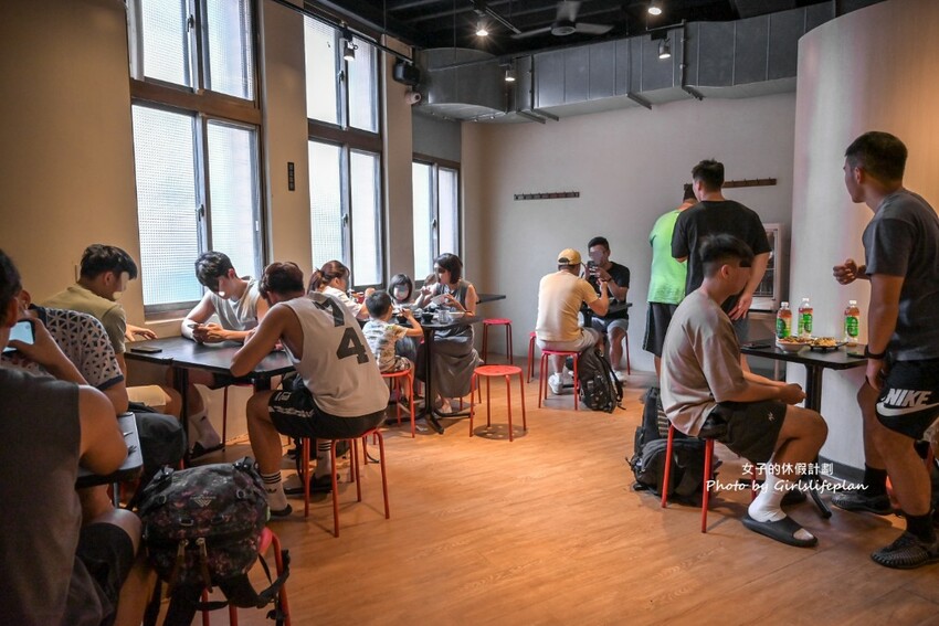 美味蝦仁飯配半熟炸鴨蛋超加分，煲湯超好喝古早味排骨也人氣必吃