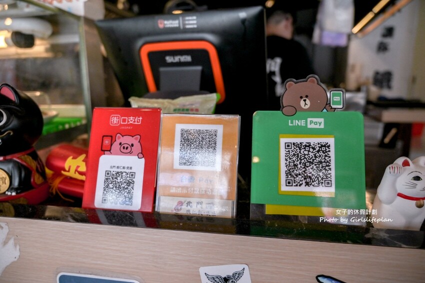 美味蝦仁飯配半熟炸鴨蛋超加分，煲湯超好喝古早味排骨也人氣必吃