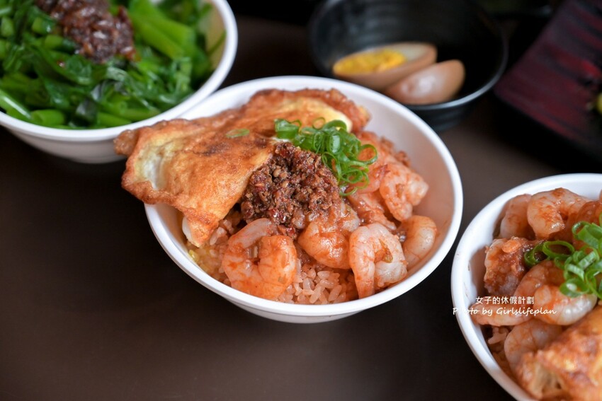 美味蝦仁飯配半熟炸鴨蛋超加分，煲湯超好喝古早味排骨也人氣必吃