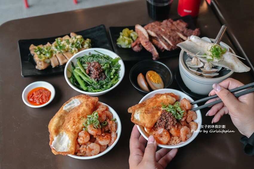 美味蝦仁飯配半熟炸鴨蛋超加分，煲湯超好喝古早味排骨也人氣必吃