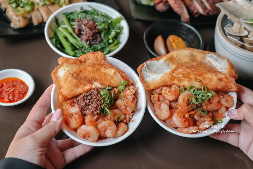 美味蝦仁飯配半熟炸鴨蛋超加分，煲湯超好喝古早味排骨也人氣必吃