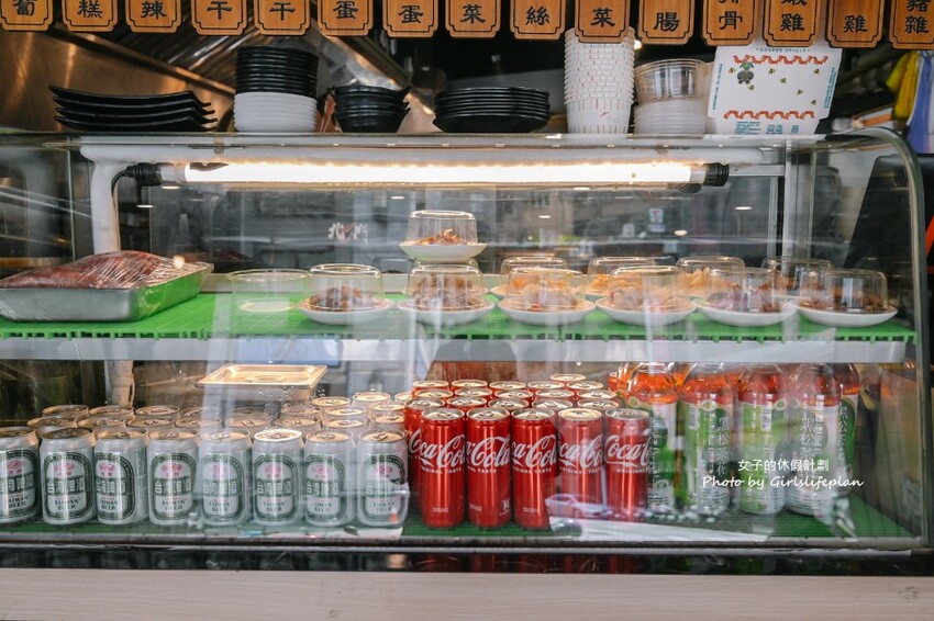 美味蝦仁飯配半熟炸鴨蛋超加分，煲湯超好喝古早味排骨也人氣必吃