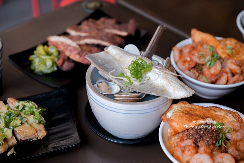 美味蝦仁飯配半熟炸鴨蛋超加分，煲湯超好喝古早味排骨也人氣必吃