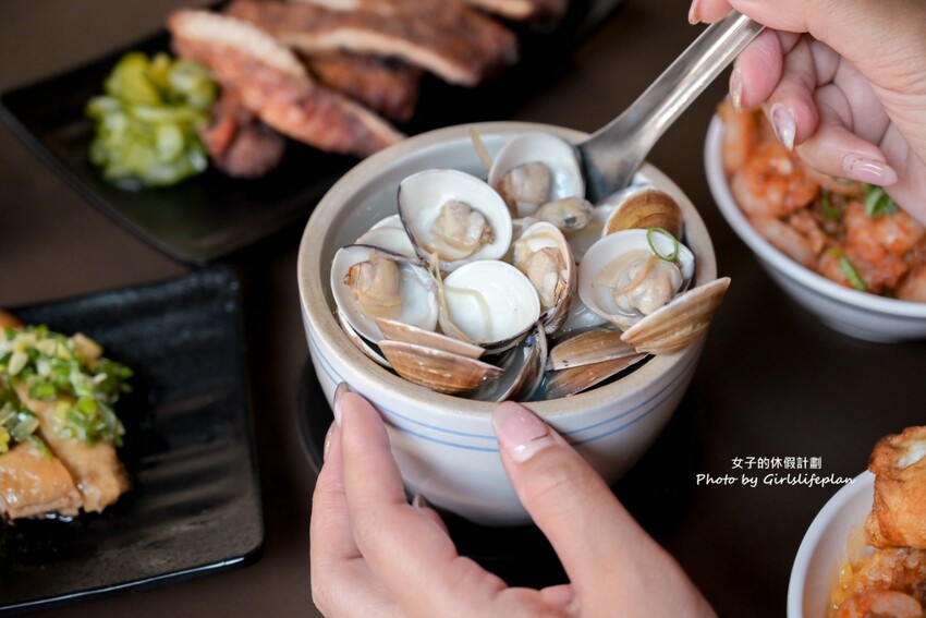 美味蝦仁飯配半熟炸鴨蛋超加分，煲湯超好喝古早味排骨也人氣必吃