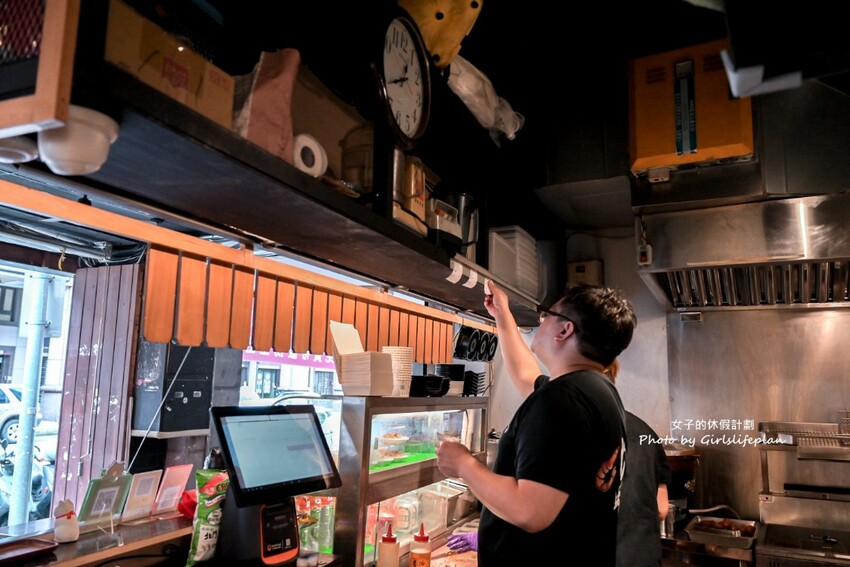 美味蝦仁飯配半熟炸鴨蛋超加分，煲湯超好喝古早味排骨也人氣必吃