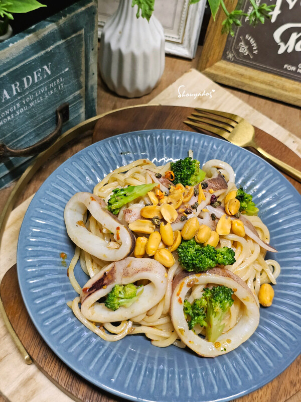 【冷凍食品】異塵牛肉麵食用心得 豪華牛肉麵開箱