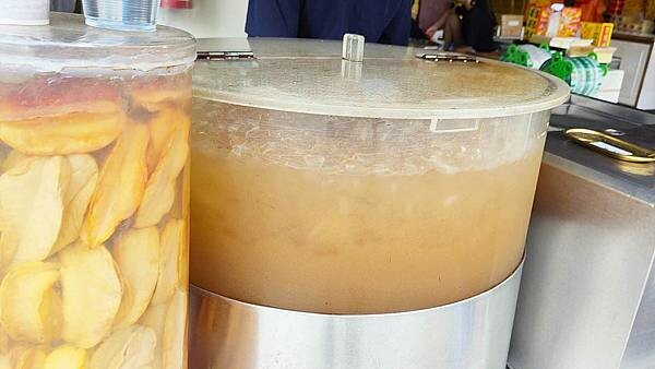 超好喝超大杯，1000cc只要40元的美味楊桃汁，使用醃製許久的老楊桃製作的楊桃汁，傳統古早的美味，讓人喝了