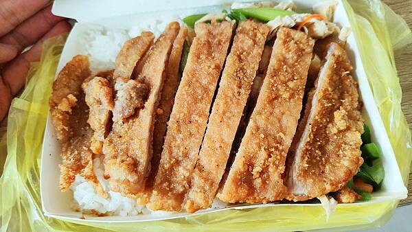 超好喝超大杯，1000cc只要40元的美味楊桃汁，使用醃製許久的老楊桃製作的楊桃汁，傳統古早的美味，讓人喝了