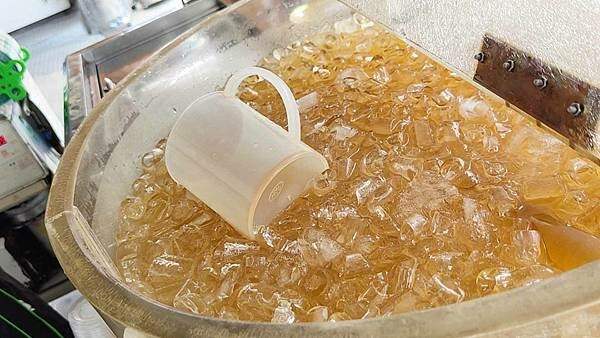 超好喝超大杯，1000cc只要40元的美味楊桃汁，使用醃製許久的老楊桃製作的楊桃汁，傳統古早的美味，讓人喝了