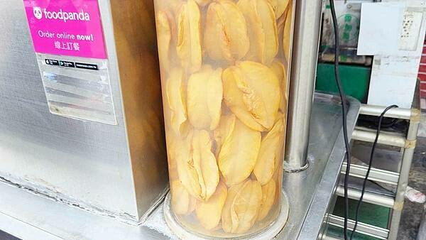 超好喝超大杯，1000cc只要40元的美味楊桃汁，使用醃製許久的老楊桃製作的楊桃汁，傳統古早的美味，讓人喝了